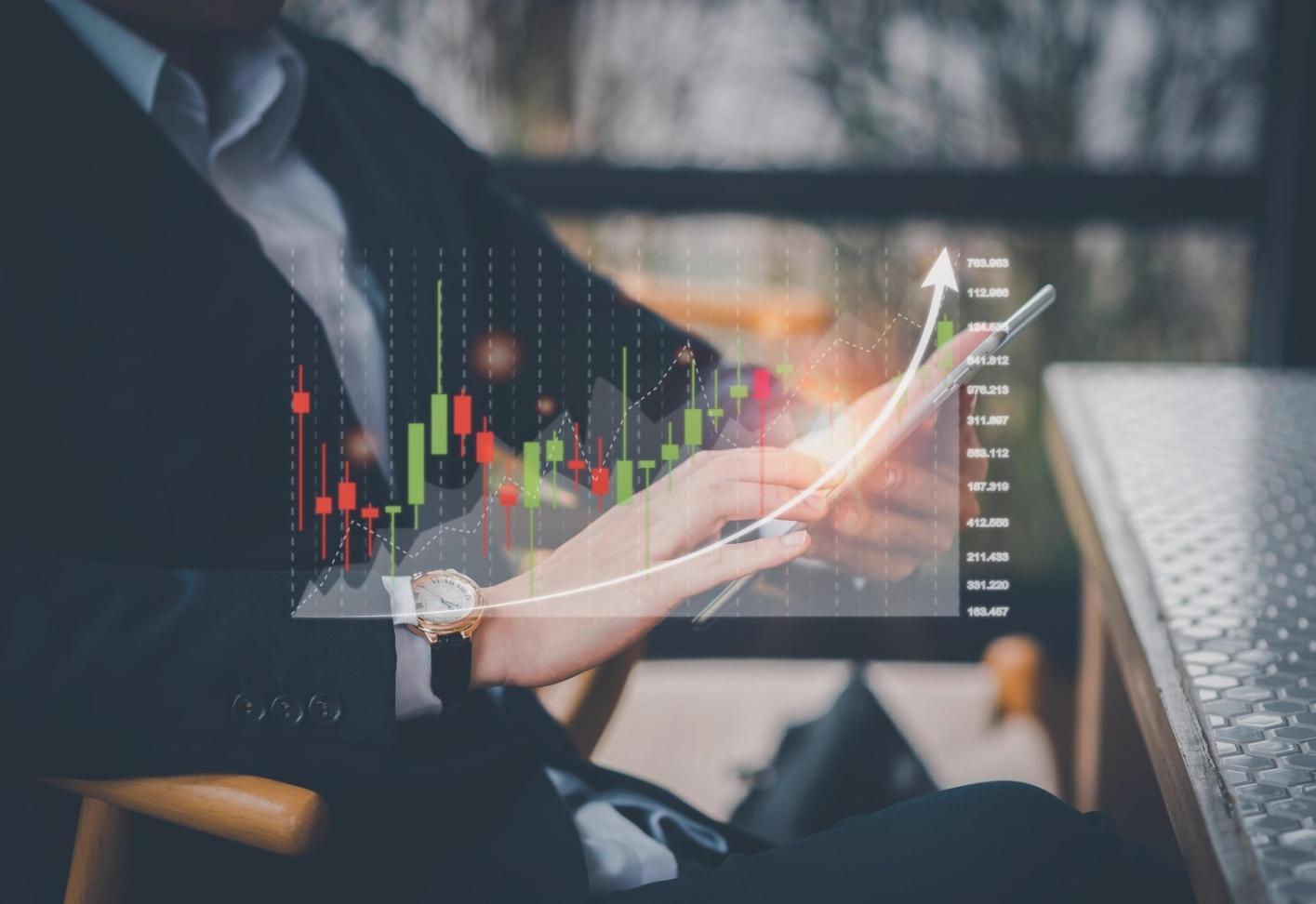 Persona trabajando en estrategia de contenido digital con documentos y dispositivos