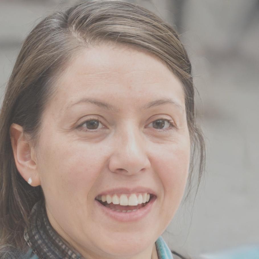 Retrato profesional de Mercè Fuster, consultora en estrategia digital y conversión