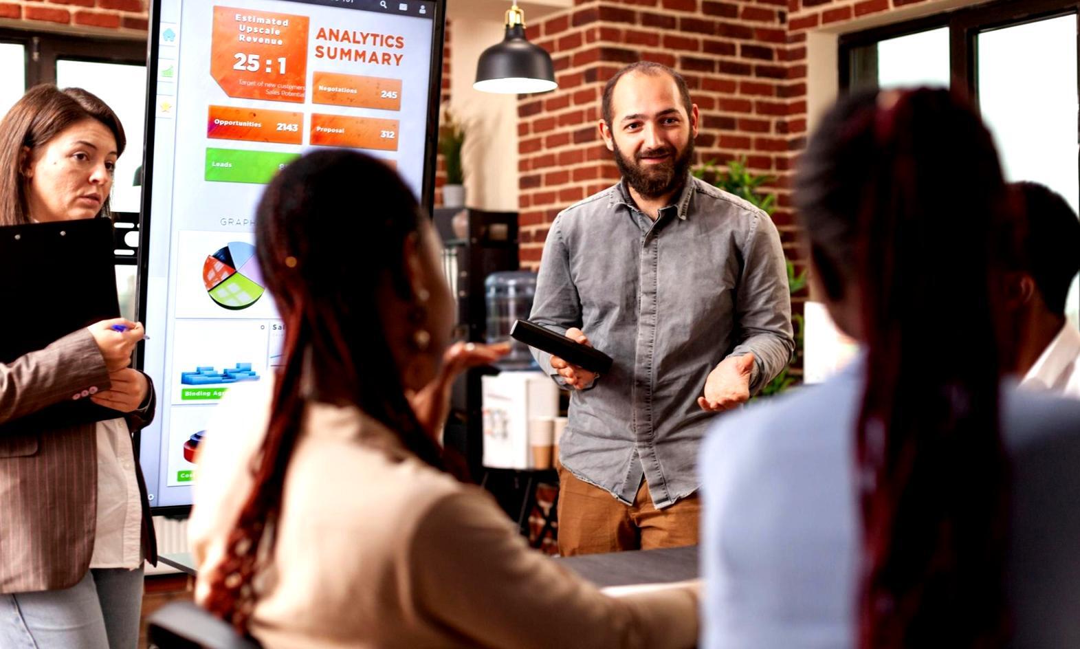 Sesión de trabajo colaborativa desarrollando estrategia de contenidos digital